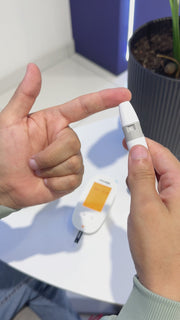 Glucómetro pantalla LCD con 25 tiras reactivas, pluma de punción de lancetas y estuche | Marca Checkatek