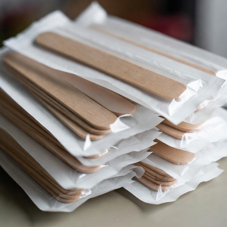 una pila de abatelenguas individualmente sellados